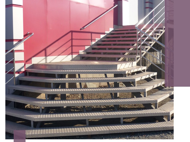 Лестницы для магазина в Усолье-Сибирском — изготовление и монтаж