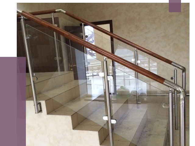 Комбинированные перила из металла и дерева в Усолье-Сибирском